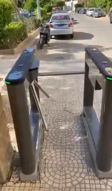 ماكينة دخول ثلاثية الأذرع مركّبة في الموقع